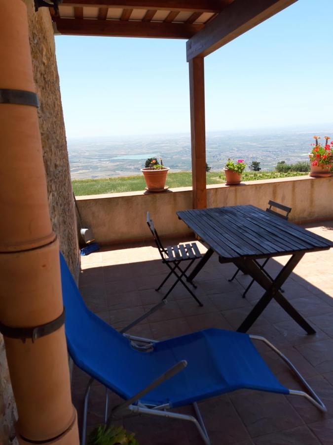 Гостевой дом Casa Nel Vigneto Эриче Экстерьер фото